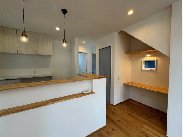 階段下を活かしたカウンター、ワークスペースにも荷物置場にも◎