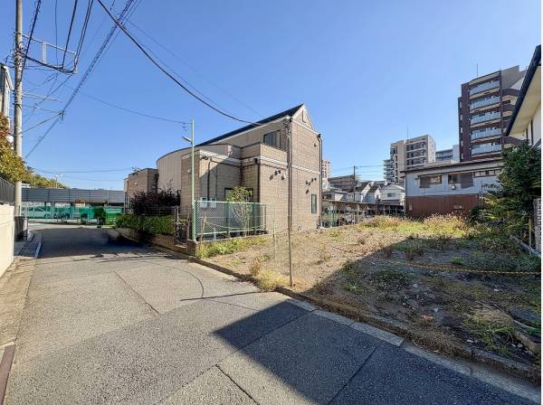 駅前の喧騒から抜けた閑静な住宅地にあります