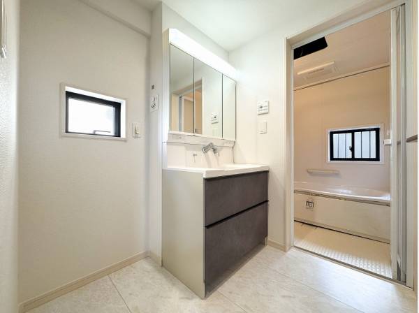 水周りは1階にまとめられ生活動線もスムーズです