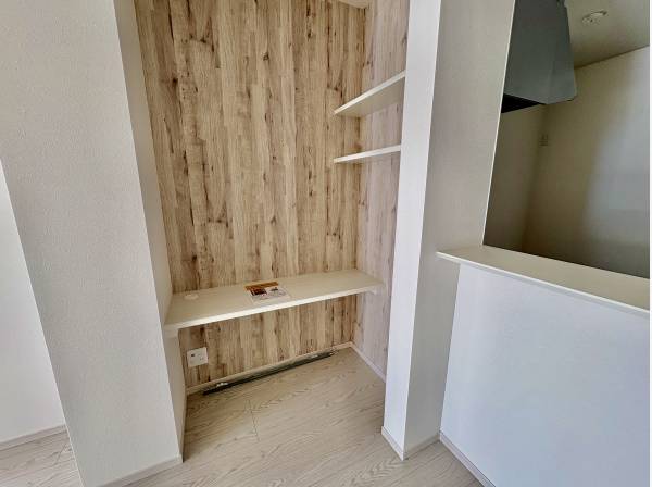 キッチンの横にはワークスペースがありますのでいつでも勉強や仕事が可能！