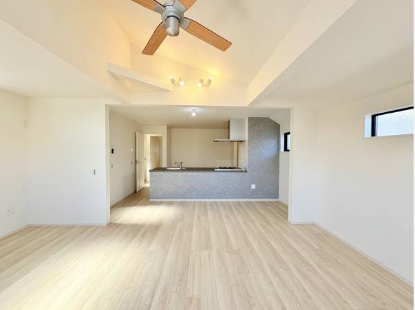 家族の会話が弾む対面式キッチン。陽光が降り注ぐくつろぎ空間