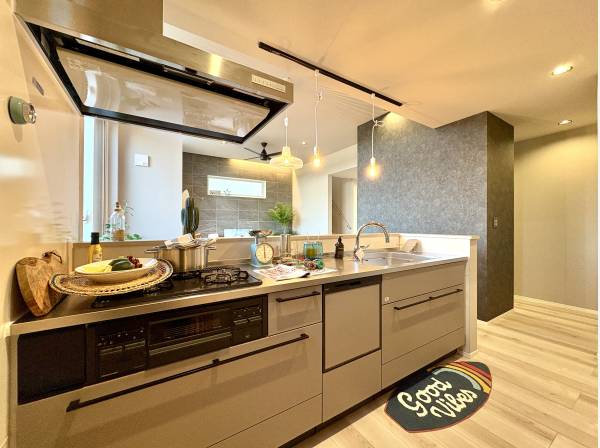 対面式システムキッチンは食洗機と浄水器付き