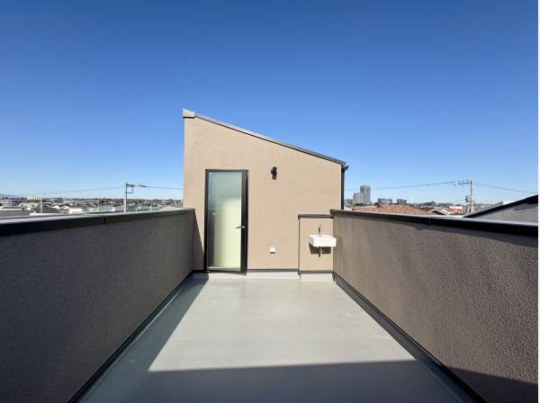 広い空を望むルーフバルコニー