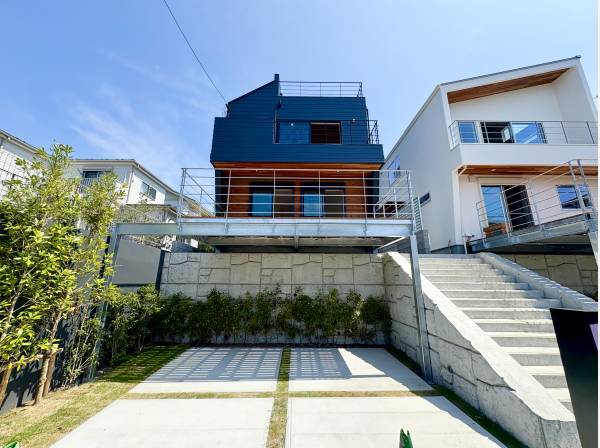 カースペース2台の重厚感あるデザイナーズハウス