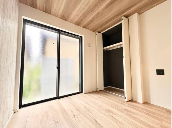 すりガラスの窓でプライバシーも守れます！