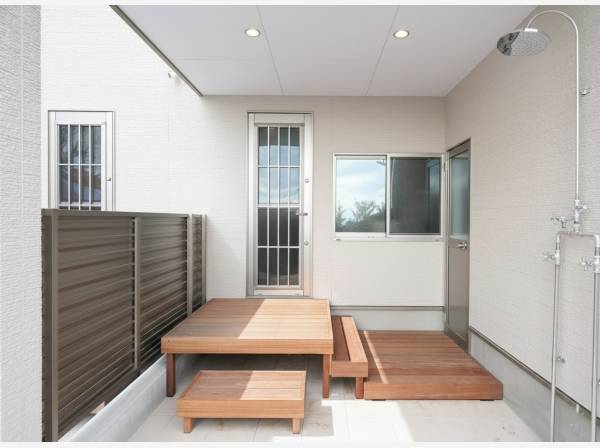 サウナ後の外気浴にお使い頂けるウッドデッキのあるインナーテラス