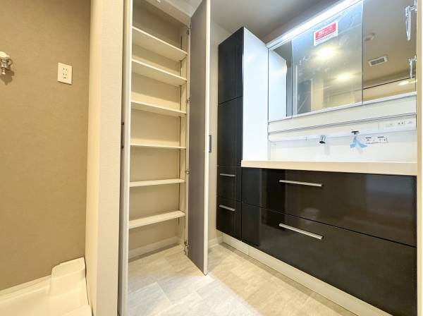 パウダールームには稼働棚が設けられアメニティもスッキリ収納
