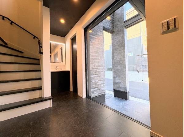 ポーチとエントランスを一体化させた中庭