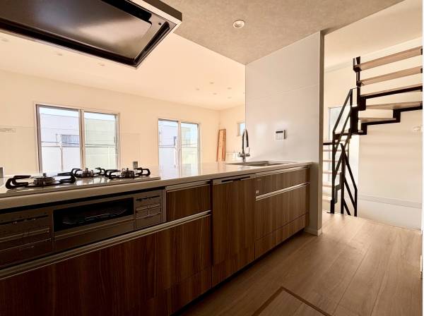 開放的なキッチン！キッチン奥にはパントリースペースも！