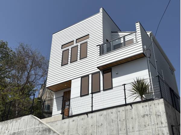 開放感に優れた高台に完成したカリフォルニアテイストの家