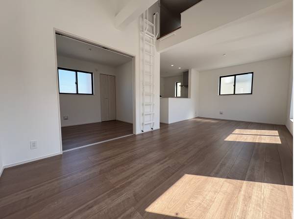 LDKの隣には部屋があり、仕切りもちゃんとあります。