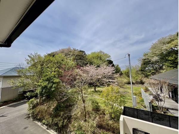 隣の家が平屋で大きな庭があるため、眺望がいいです！