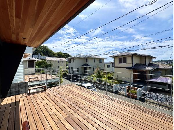 開放的で眺めが良いデッキテラス