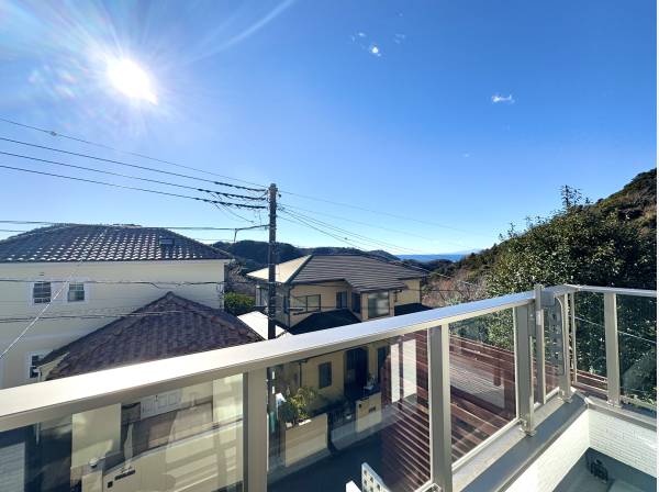 バルコニーからは葉山の緑を感じる開放的な眺め