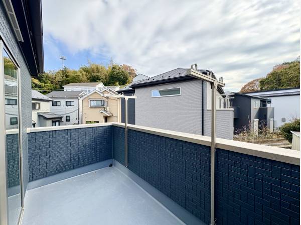 バルコニーはゆとりがあり、耳を澄ますと小鳥のさえずりが聞こえてきます
