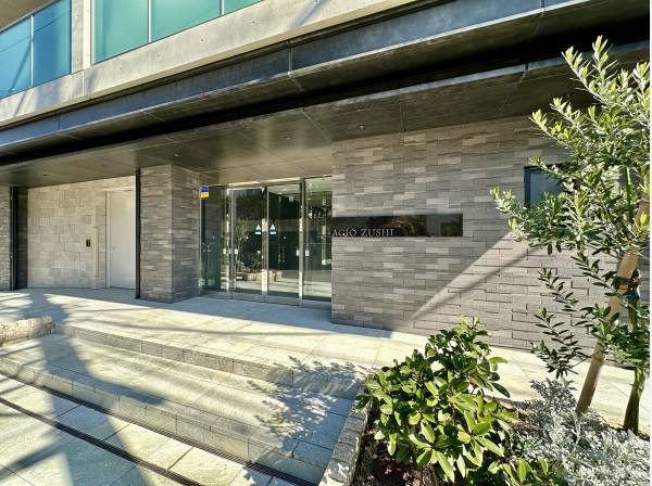 重厚感溢れる外観/2024年築の低層レジデンス