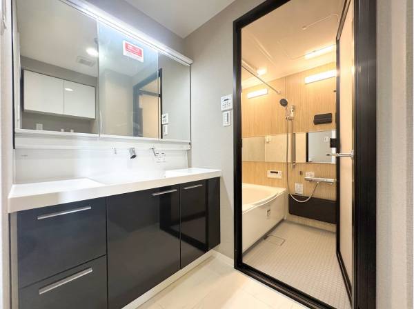 モノトーンの中にウッドのアクセントがおしゃれなバスサニタリールーム