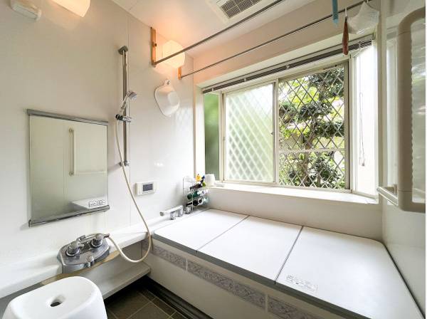 外の緑が綺麗なバスルームはゆとりある広さ