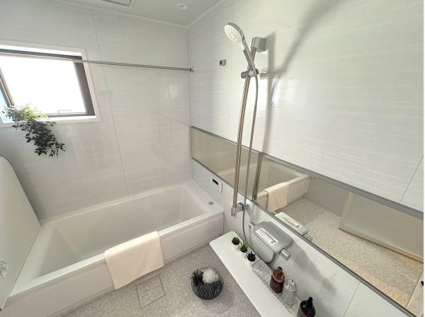 一日の疲れを癒す、清潔感あふれるホテルのようなバスルーム