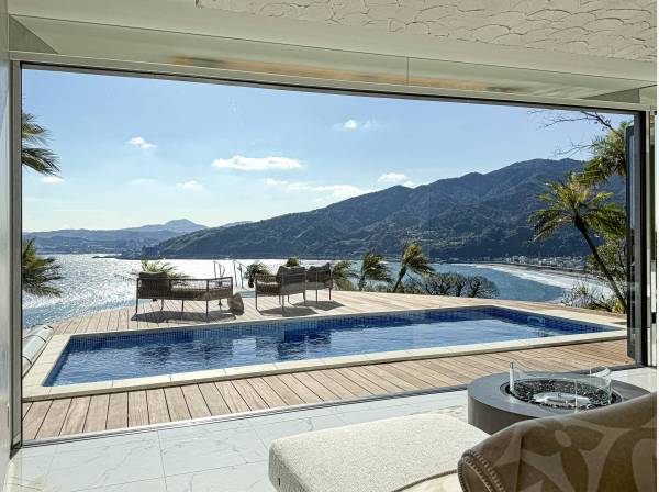 リビングから視界を遮るもののない海とビーチの眺望をご堪能頂けます