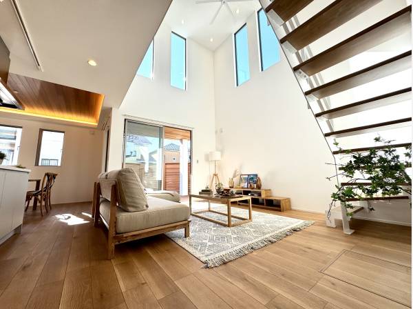 日中はライトがなくてもとても明るい室内