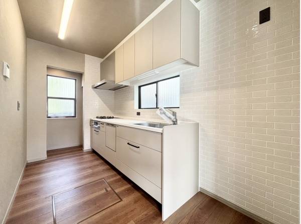 白を基調とした清潔感のあるキッチンスペース