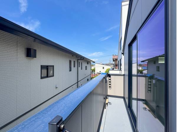 視線を気にせず空を感じられそうなバルコニー