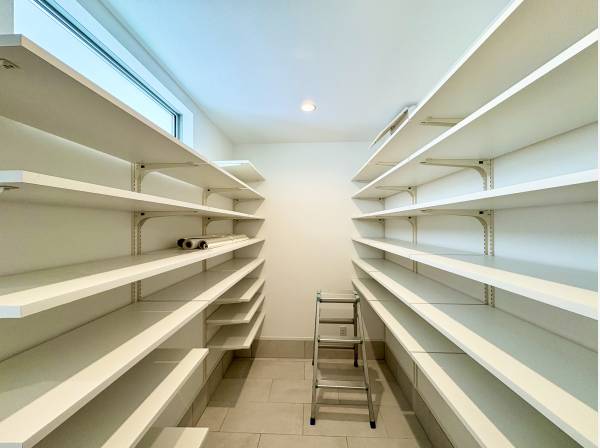 アウトドア用品も収納できるシューズインクローゼット！