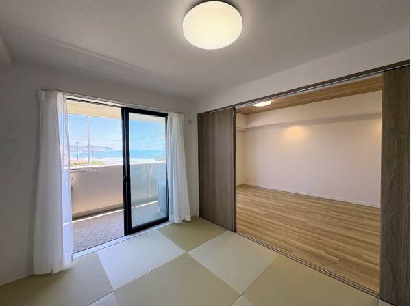 ゆったりくつろげる和室、室内からも海が見えます