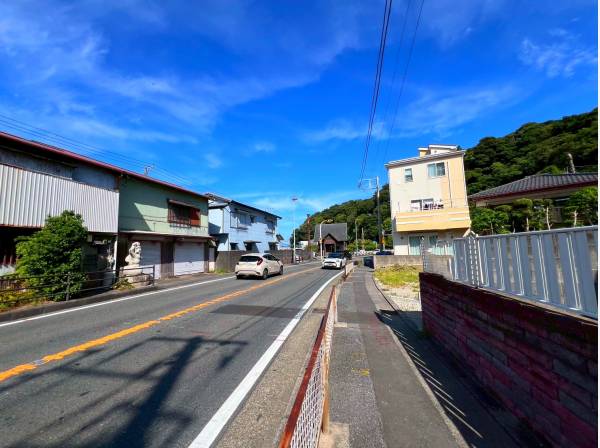 面している通りは広々！お車も安心でございます！