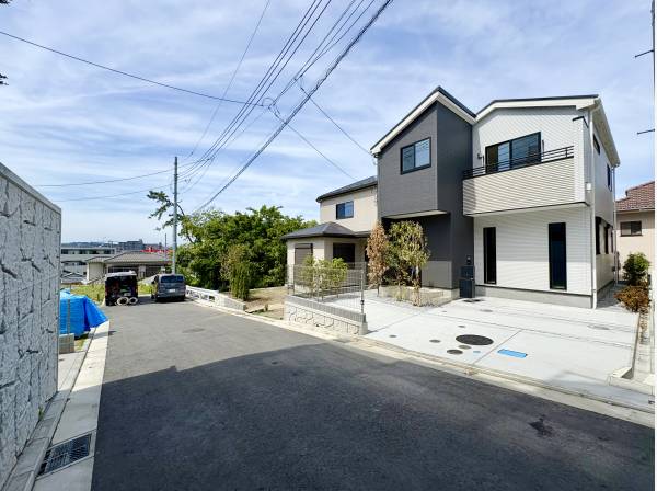 前面道路も広々としており、車がほとんど来ない環境！