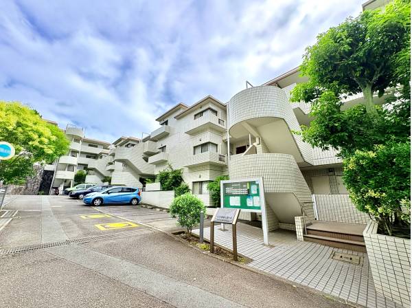 緑豊かな住環境に佇む低層レジデンス！七里ヶ浜駅徒歩4分の好立地