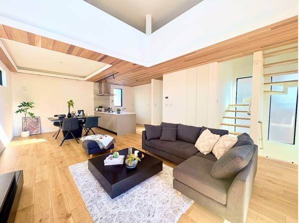 陽当たりも良好で明るい室内！