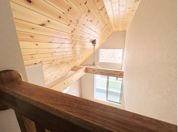 小部屋からリビングが見えます