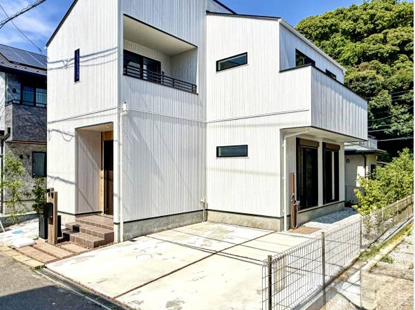 緑をバックに白の建物がよく映えます
