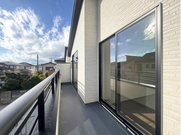 陽当たりの良いワイドバルコニー