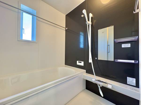 落ち着いた雰囲気の浴室。