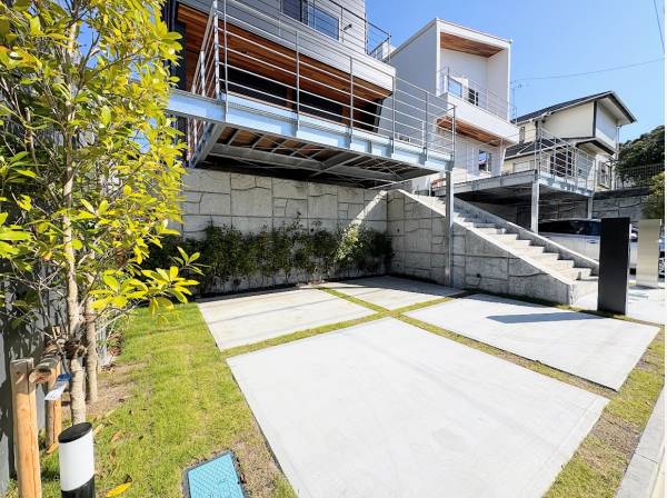 カースペースも並列で2台駐車可能