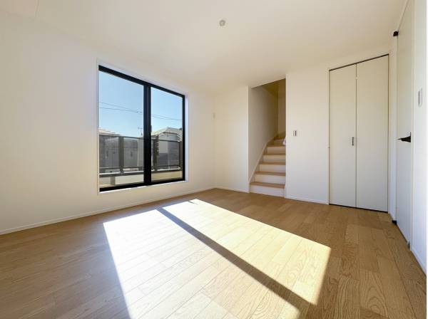 ロフトへと続くバルコニーに面した主寝室
