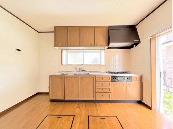 キッチンには便利な小窓が付いております