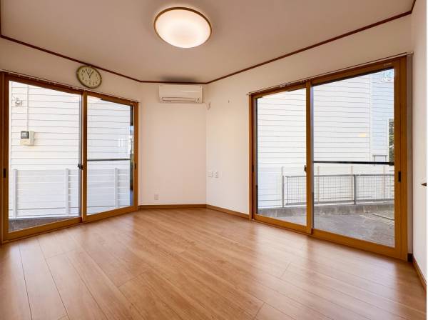 1階のお部屋の外には三角のミニお庭がありますね