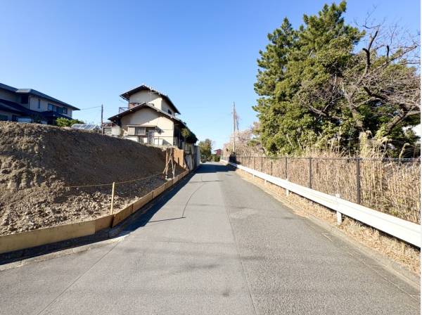 前面道路は余裕のある広さで駐車やすれ違いもストレスフリーです。