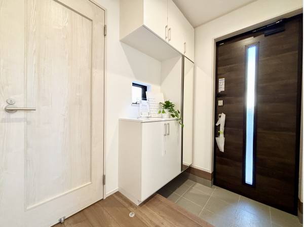 収納スペース豊富な玄関スペース