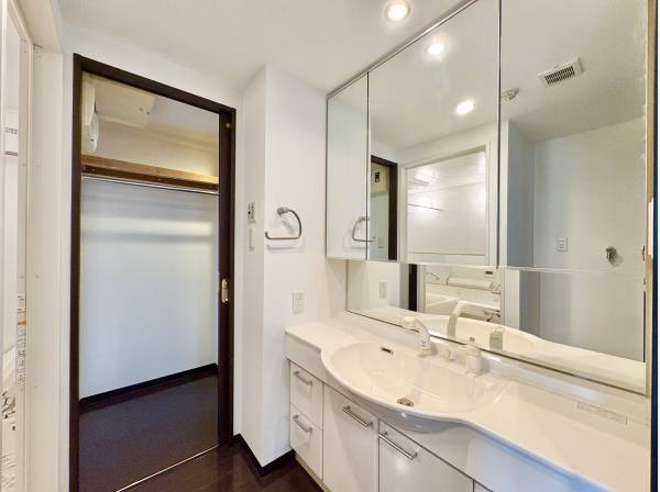 明るく、清潔感のある洗面室