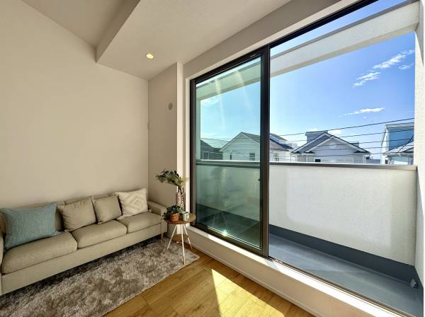 リビングの窓は大きく開放的