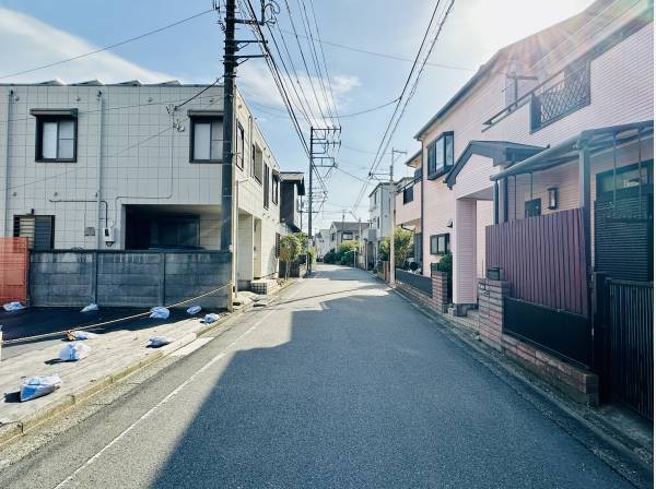 前面道路は幅員約5mと広々/車の出し入れも楽々です