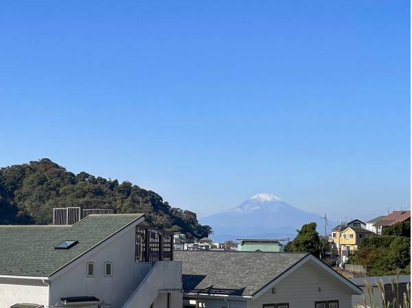 視線を右にずらせば雄大な富士山を望むことも