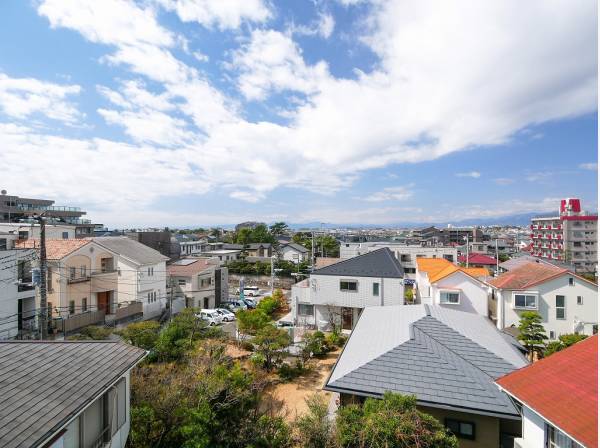 空気が澄み渡る晴れた日は雄大な富士山の姿を望めます