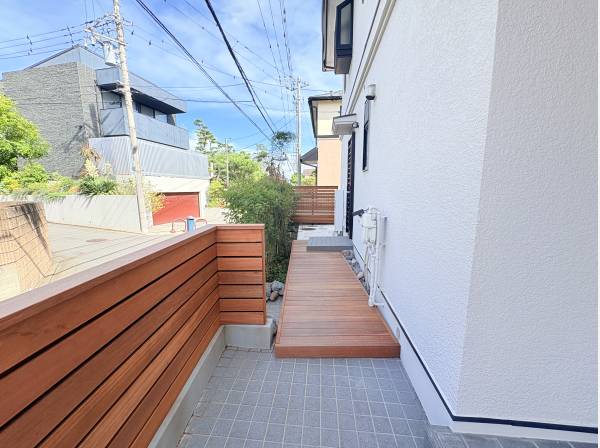 ウッドデッキが引かれていておしゃれな外構になってます