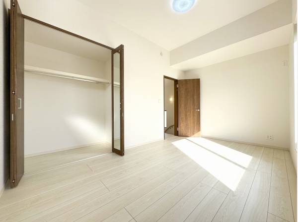 約8帖の主寝室は姿見付きのクローゼットが完備されています